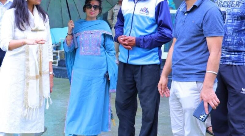 पर्यटकों को बेहतर सुविधाएं देने पर प्रशासन का फोकस, डीएम ने खिर्सू के होमस्टे परखी व्यवस्थाएं