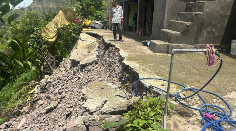 मकान गिरने का खतरा, परिवार दहशत में; जगदीश सिंह रावत ने मांगी तत्काल राहत