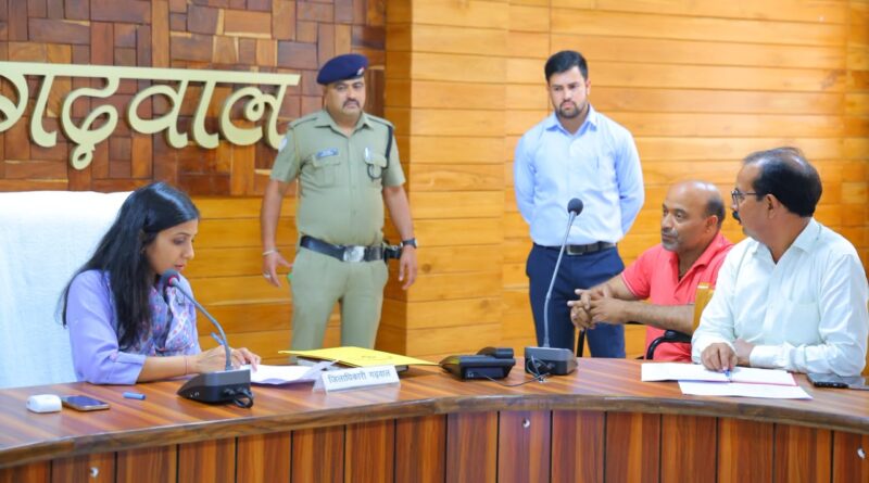 जनता मिलन में डीएम की सख्ती का असर: 24 माह का बकाया मानदेय मिला, पेयजल समस्याओं का हुआ समाधान