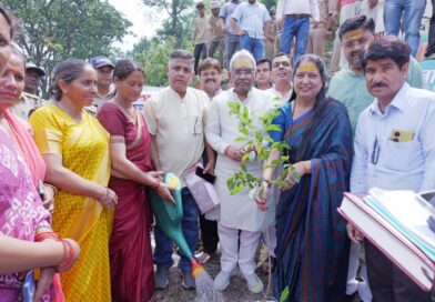 हरेला पर्व पर नीलकंठ से प्रकृति संरक्षण का संदेश, प्रभारी मंत्री मदन कौशिक ने किया पौधारोपण