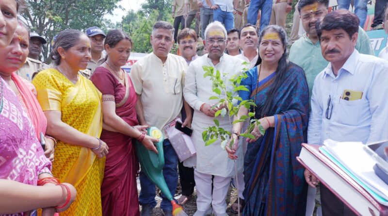हरेला पर्व पर नीलकंठ से प्रकृति संरक्षण का संदेश, प्रभारी मंत्री मदन कौशिक ने किया पौधारोपण