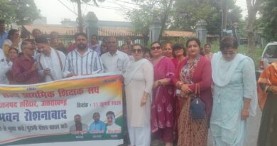 टीईटी की अनिवार्यता समाप्त करने की मांग पर शिक्षकों का प्रदर्शन