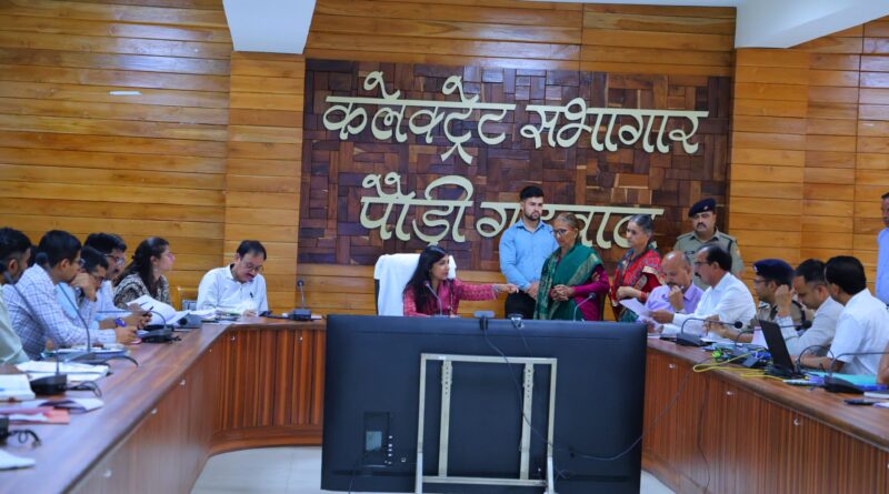 जनता मिलन में डीएम ने सुनीं जनशिकायतें, अधिकांश मामलों का मौके पर निस्तारण