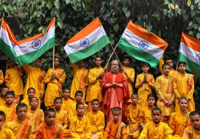 राष्ट्रीय ध्वज अंगीकरण दिवस पर परमार्थ निकेतन में लहराया तिरंगा