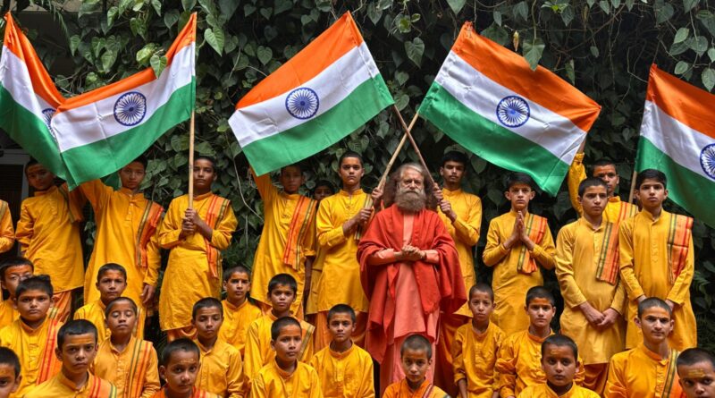 राष्ट्रीय ध्वज अंगीकरण दिवस पर परमार्थ निकेतन में लहराया तिरंगा