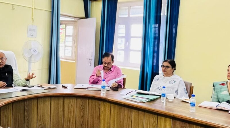 मंडलीय समीक्षा बैठक में आयुक्त सख्त, योजनाओं के समयबद्ध क्रियान्वयन के निर्देश