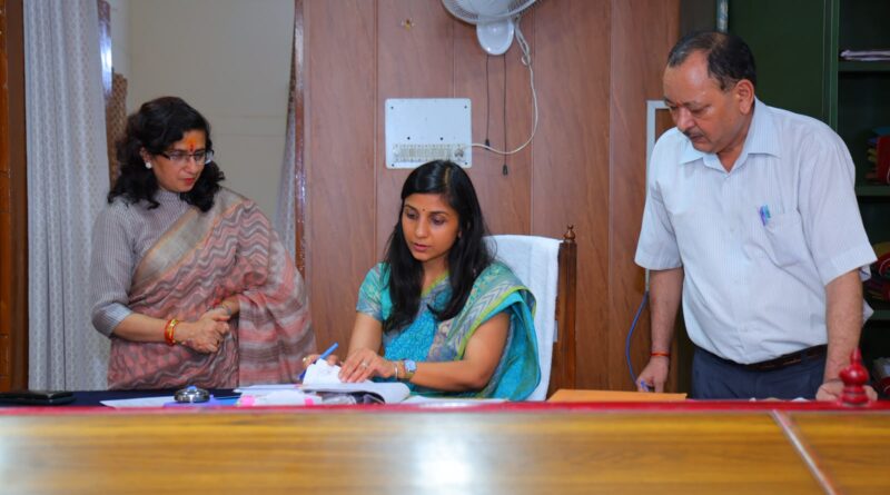 तहसील दिवस में डीएम ने शिकायतों के समयबद्ध निस्तारण के दिए निर्देश