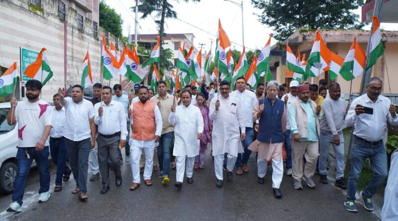 देशभक्ति के रंग में रंगा पौड़ी, तिरंगे के साथ गूंजे भारत माता की जय के जयकारे