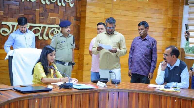 जनशिकायतों के निस्तारण में लापरवाही पर डीएम सख्त, 20 मामलों की सुनवाई
