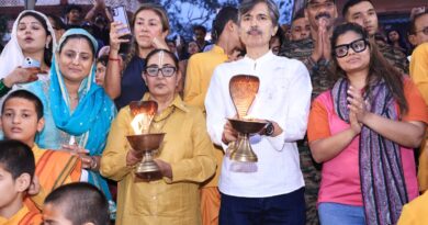 पद्म श्री जसपिंदर नरूला ने परमार्थ निकेतन में गंगा आरती में किया सहभाग