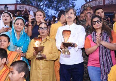 पद्म श्री जसपिंदर नरूला ने परमार्थ निकेतन में गंगा आरती में किया सहभाग