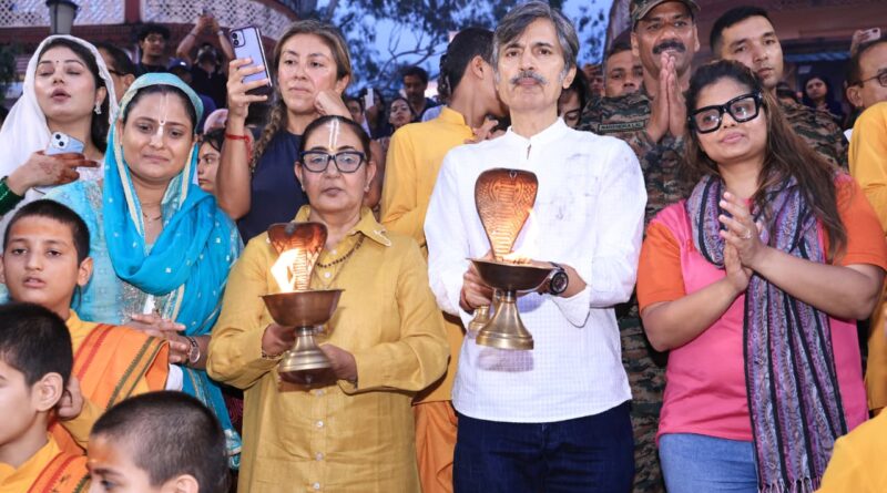 पद्म श्री जसपिंदर नरूला ने परमार्थ निकेतन में गंगा आरती में किया सहभाग