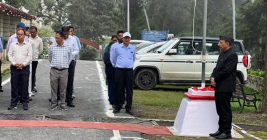 गढ़वाल आयुक्त कार्यालय में शान से लहराया तिरंगा, वीर स्वतंत्रता सेनानियों को किया नमन