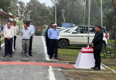 गढ़वाल आयुक्त कार्यालय में शान से लहराया तिरंगा, वीर स्वतंत्रता सेनानियों को किया नमन