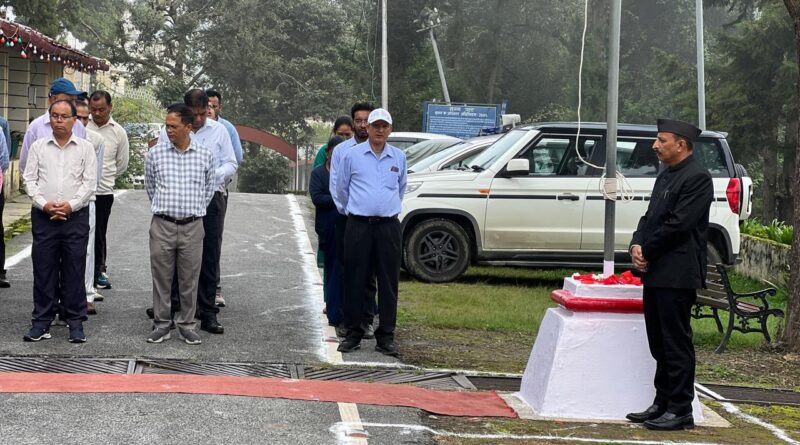 गढ़वाल आयुक्त कार्यालय में शान से लहराया तिरंगा, वीर स्वतंत्रता सेनानियों को किया नमन