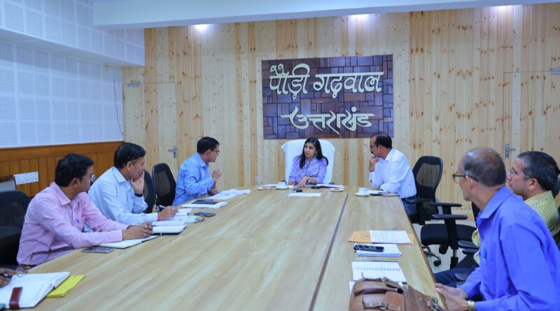 जिला स्तरीय विकास प्राधिकरण की समीक्षा बैठक, 31 अगस्त तक श्रीनगर बस अड्डे के हस्तांतरण के निर्देश