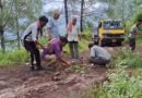 मोटरमार्ग पर दलदल बना मुसीबत, राहगीर खुद कर रहे सड़क सुधारने का प्रयास