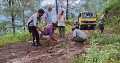 मोटरमार्ग पर दलदल बना मुसीबत, राहगीर खुद कर रहे सड़क सुधारने का प्रयास