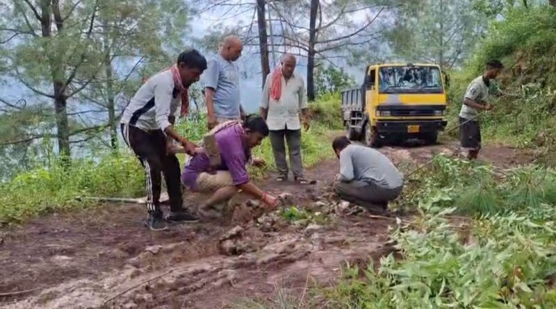 मोटरमार्ग पर दलदल बना मुसीबत, राहगीर खुद कर रहे सड़क सुधारने का प्रयास