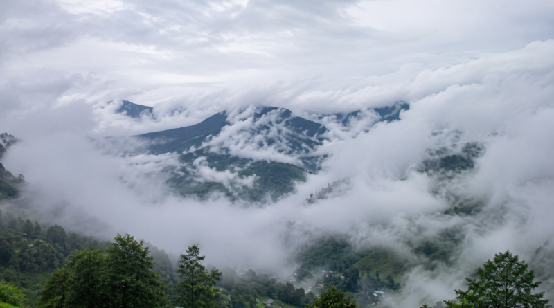 जनपद बादलों से घिरा मौसम, तीन मोटरमार्ग बंद