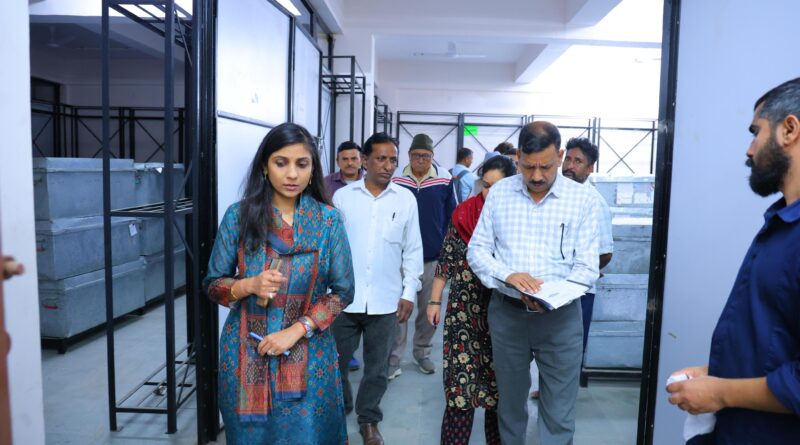 डीएम ने राजनीतिक दलों के प्रतिनिधियों की मौजूदगी में किया ईवीएम वेयरहाउस का निरीक्षण