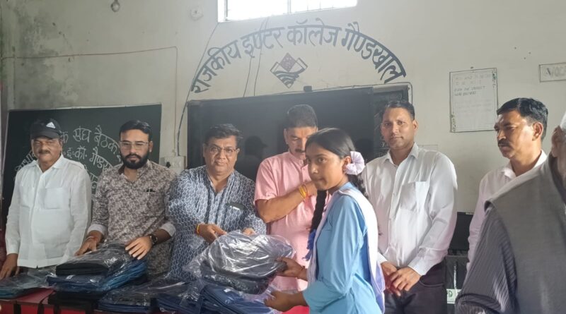 मेधावी छात्रों का सम्मान: बाल विकास शिक्षण संस्थान ने बांटे 100 स्कूल बैग