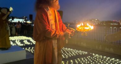 लंदन में टेम्स नदी के तट पर गूंजी गंगा आरती, स्वामी चिदानंद सरस्वती ने दिया पर्यावरण संरक्षण का संदेश
