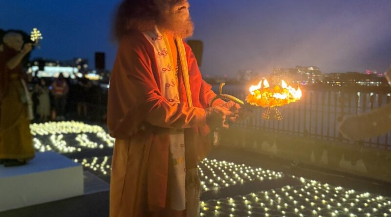 लंदन में टेम्स नदी के तट पर गूंजी गंगा आरती, स्वामी चिदानंद सरस्वती ने दिया पर्यावरण संरक्षण का संदेश