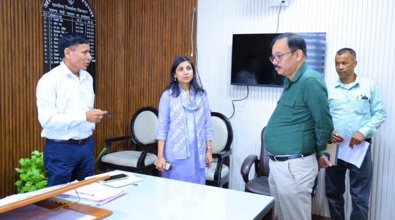 विकास भवन के कार्यालयों का डीएम ने किया निरीक्षण, लंबित मामलों के शीघ्र निस्तारण के निर्देश