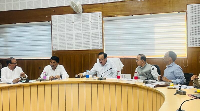 25 सूत्रीय कार्यक्रम की समीक्षा, सीडीओ ने अधिकारियों को दिए शत-प्रतिशत लक्ष्य हासिल करने के निर्देश