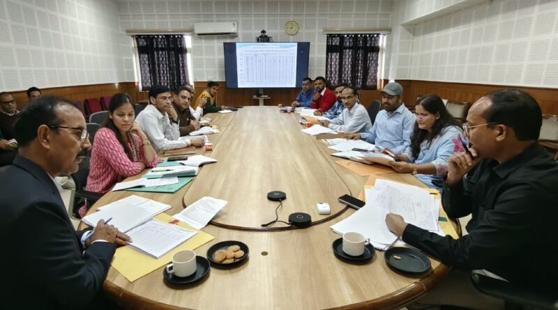 नगर निकायों की योजनाओं और विकास कार्यों की समीक्षा, समयबद्ध पूरा करने के निर्देश