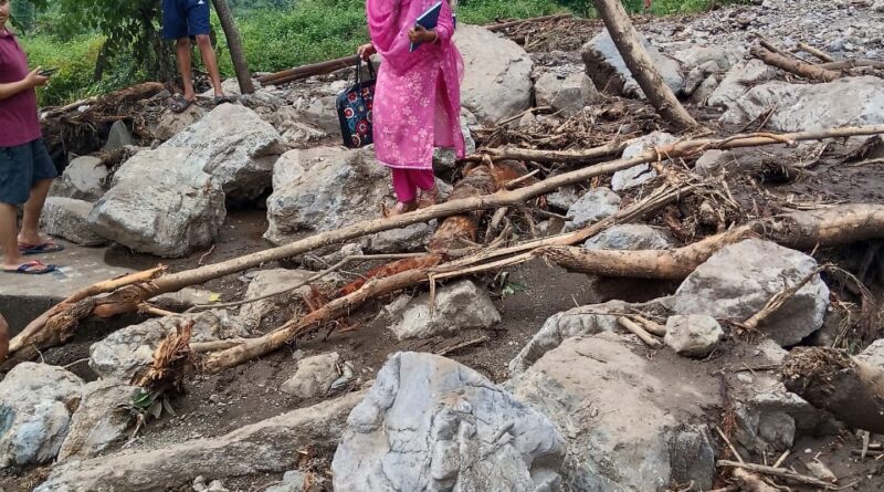 आपदा के एक साल बाद भी नहीं सुधरी डोबरी की हालत, ग्रामीणों के सामने पलायन का संकट