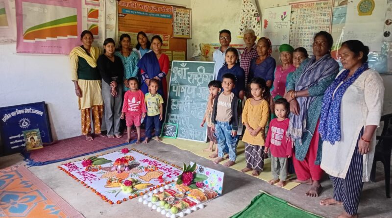आंगन मिलन कार्यक्रमों के जरिए ग्रामीणों को पोषण और स्वास्थ्य योजनाओं की जानकारी