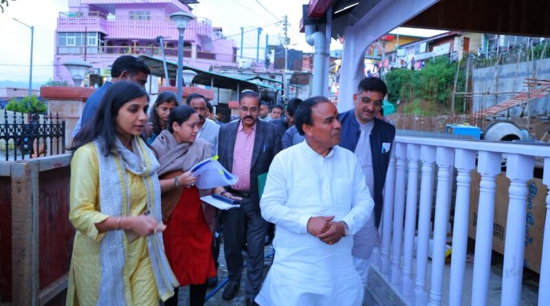 आपदा क्षति की समीक्षा को लेकर कैबिनेट मंत्री डॉ. धन सिंह रावत ने ली बैठक, अधिकारियों को त्वरित कार्रवाई के निर्देश