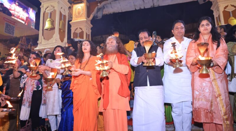 अनुमान समिति के अध्ययन दौरे पर सांसद पहुंचे परमार्थ निकेतन, गंगा आरती में हुए शामिल