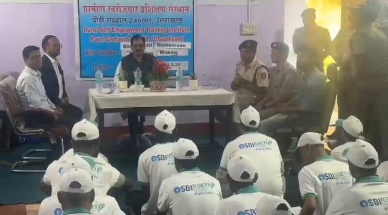 जिला कारागार में बंदियों ने सीखा मोमबत्ती-अगरबत्ती बनाने का हुनर