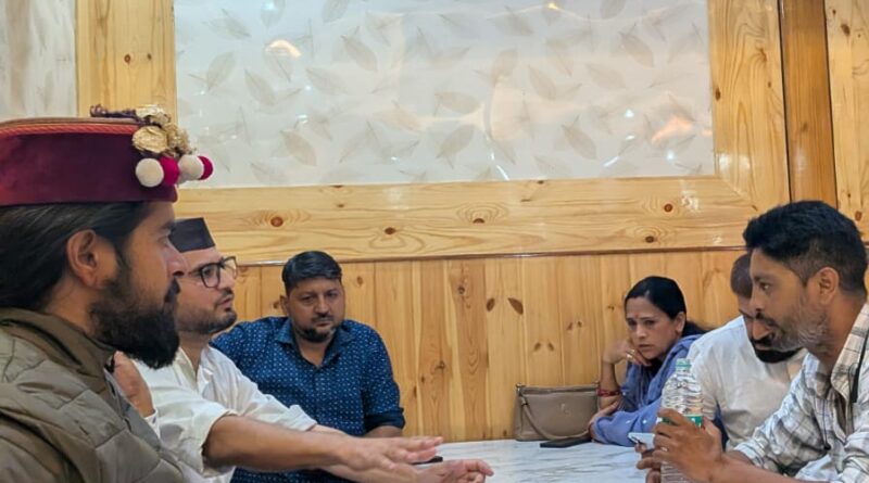 मासूम शर्मा के कार्यक्रम को लेकर CAU और मूल निवास भू-कानून संघर्ष समिति के बीच बैठक, रखी गईं शर्तें