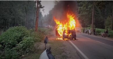 चलती कार में अचानक लगी आग, वाहन सवारों को सुरक्षित निकाला