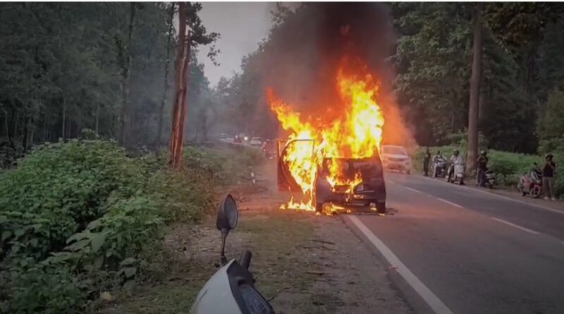 चलती कार में अचानक लगी आग, वाहन सवारों को सुरक्षित निकाला