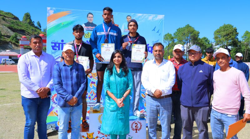 सांसद चैंपियनशिप ट्रॉफी में पहुंचीं डीएम, खिलाड़ियों का बढ़ाया उत्साह