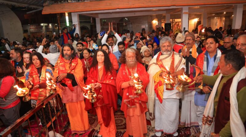 गंगोत्री धाम में दिव्य गंगा आरती, स्वामी चिदानन्द सरस्वती और साध्वी भगवती सरस्वती ने की राष्ट्र की सुख-समृद्धि की कामना