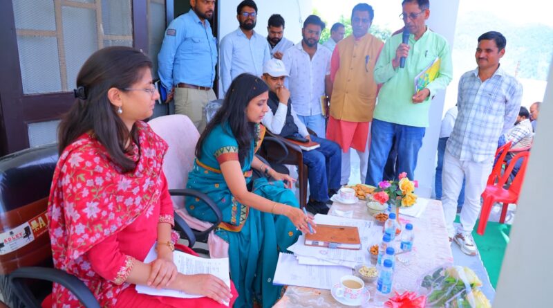 ल्वाली से घीड़ी तक पहुंचीं डीएम स्वाति एस. भदौरिया, विकास कार्यों का लिया जायजा