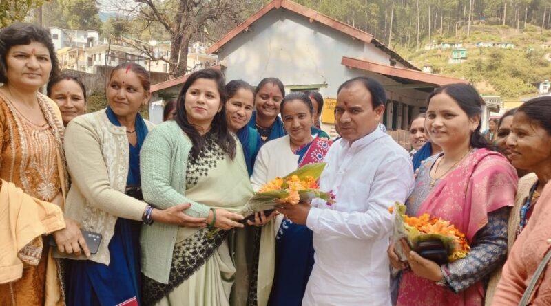 थलीसैंण में पोषण माह के समापन पर आंगनबाड़ी कार्यकर्त्रियां सम्मानित, महिलाओं और किशोरियों को बांटी पोषण किट