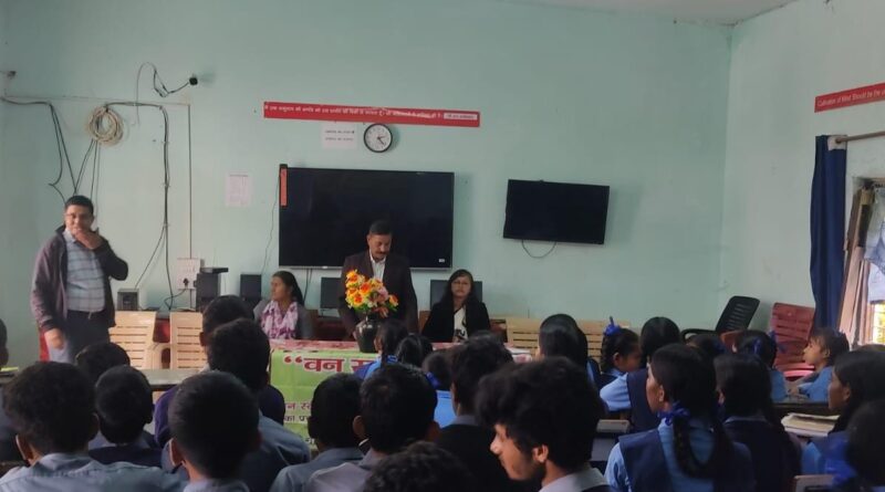 हल्दूखाल में विद्यार्थियों को महिला सुरक्षा, साइबर अपराध और नशे के खतरों के प्रति किया जागरूक
