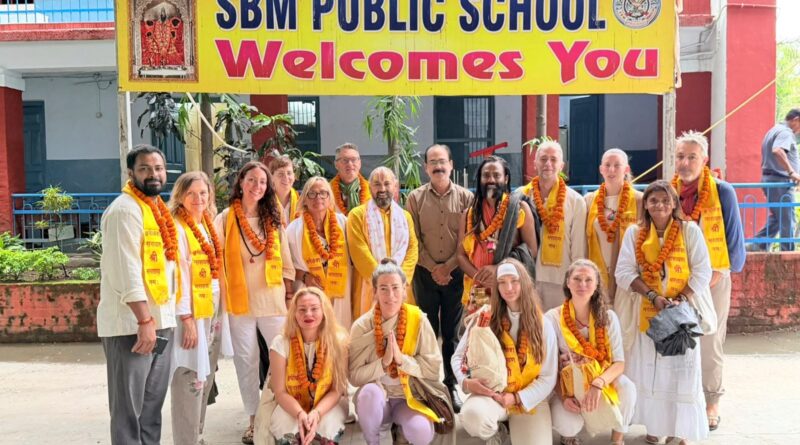 यूरोपीय साधकों ने भरत मंदिर में किए दर्शन, वैदिक मंत्रों से हुआ स्वागत