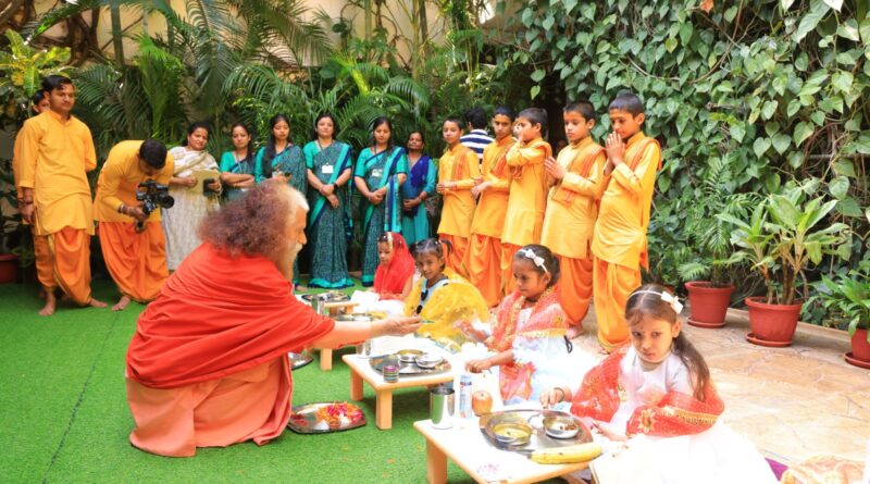परमार्थ निकेतन में महानवमी पर कन्या पूजन: “कन्याओं को जिमाएँ नहीं, जमाएँ भी”