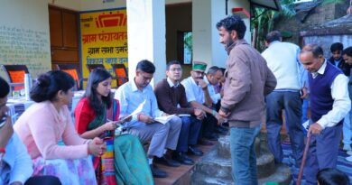 उमरेला गांव: चौपाल में डीएम ने सुनीं समस्याएं, स्वास्थ्य शिविर के निर्देश