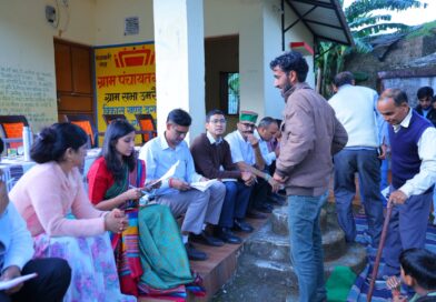 उमरेला गांव: चौपाल में डीएम ने सुनीं समस्याएं, स्वास्थ्य शिविर के निर्देश