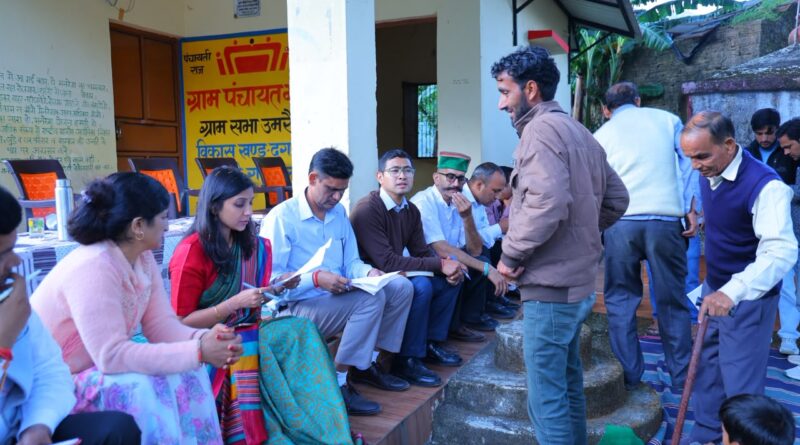 उमरेला गांव: चौपाल में डीएम ने सुनीं समस्याएं, स्वास्थ्य शिविर के निर्देश