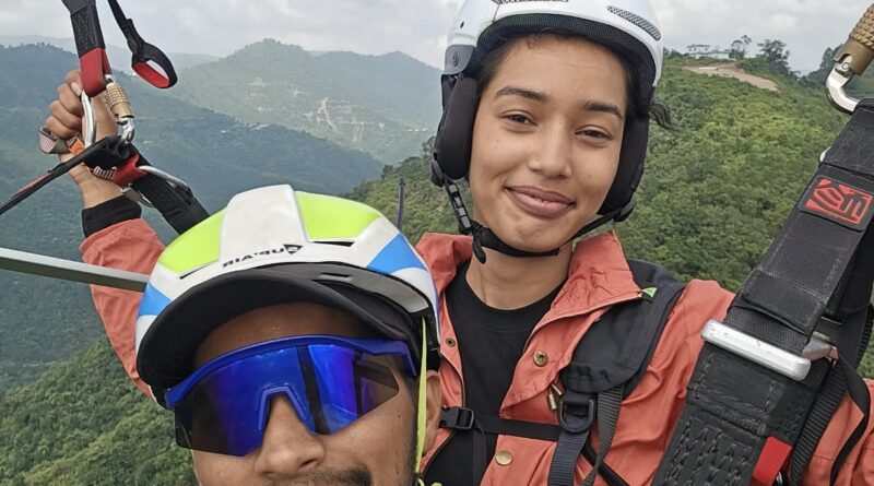 बिलखेत में शुरू हुई कमर्शियल टेंडम पैराग्लाइडिंग, पहले दिन भरी गईं सात उड़ानें